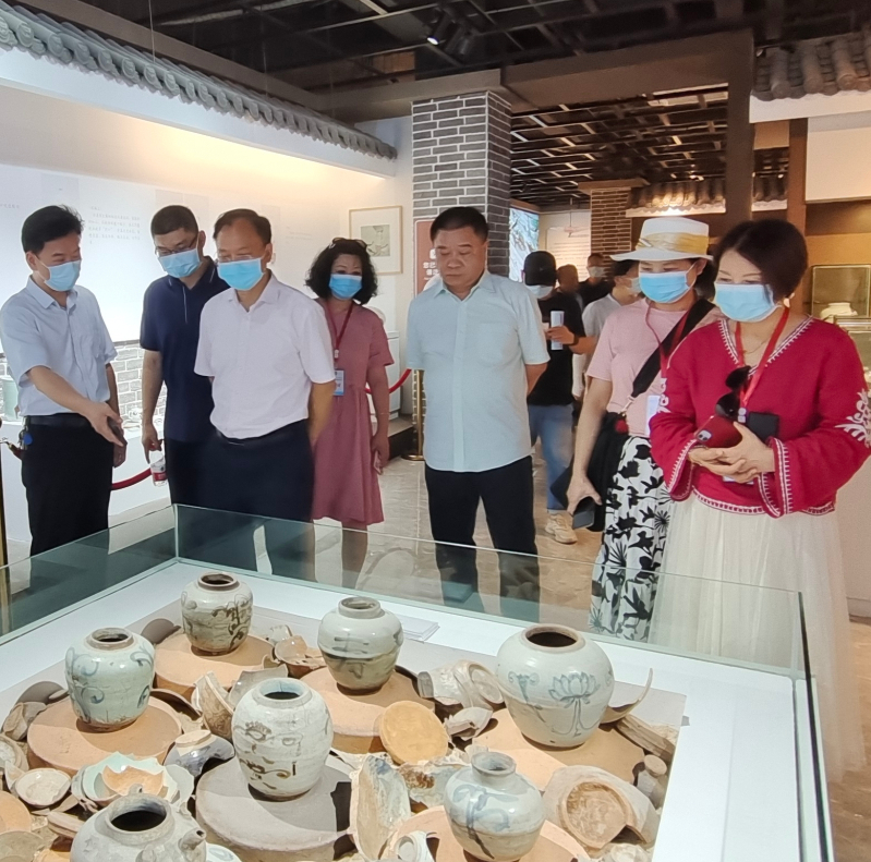 海外華文媒體采訪(fǎng)團(tuán)參觀(guān)我市“非遺”作品展示館